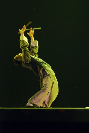 CHENGDU - DEC 12: modern dancer performs solo dance on stage at JINCHENG theater.Dec 12,2007 in Chengdu, China.
Choreographer: Wang Tianyou, Cast: Wu Haoのeditorial素材