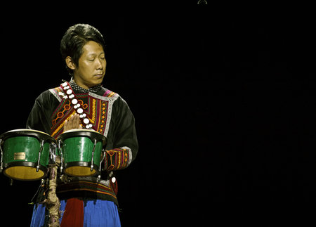 CHENGDU - SEP 26: chinese Yi ethnic musician perform on stage at JIAOZI theater.Sep 26,2010 in Chengdu, China.のeditorial素材