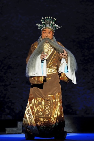 CHENGDU - JUN 1: chinese Beijing opera performer make a show on stage to compete for awards in 25th Chinese Drama Plum Blossom Award competition at Shengge theater.Jun 1, 2011 in Chengdu, China.Chinese Drama Plum Blossom Award is the highest theatrical aのeditorial素材