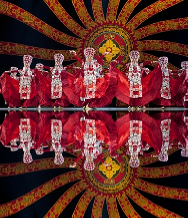 CHENGDU - OCT 17: Chinese Yi national dancers perform folk dance on stage at JINCHENG theater on Oct 17, 2011 in Chengdu, China.のeditorial素材