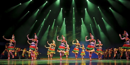 CHENGDU - SEP 26: chinese ethnic dancers of Yi nationality perform on stage at JIAOZI theater.Sep 26,2010 in Chengdu, China.のeditorial素材