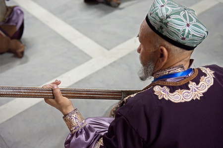 CHENGDU - MAY 29: Uighur Maixirefu folk musician performs in the 3rd International Festival of the Intangible Cultural Heritage.May 29, 20011 in Chengdu, China.のeditorial素材