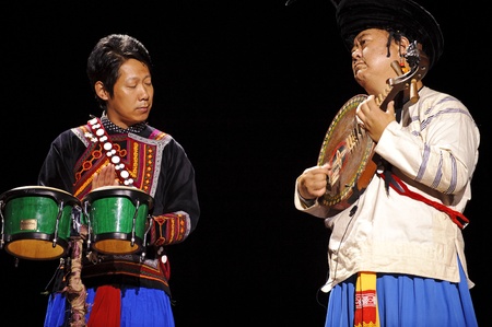 CHENGDU - SEP 26: chinese Yi ethnic musician perform on stage at JIAOZI theater.Sep 26,2010 in Chengdu, China.のeditorial素材