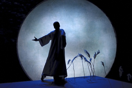 CHENGDU - JUN 3: chinese Cantonese opera performer make a show on stage to compete for awards in 25th Chinese Drama Plum Blossom Award competition at Jinsha theater.Jun 3, 2011 in Chengdu, China.
Chinese Drama Plum Blossom Award is the highest theatrical のeditorial素材