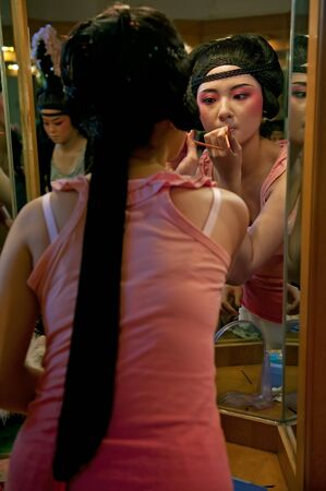 CHENGDU - JUN 6: Chinese opera actress painting face at backstage.Jun 6, 2011 in Chengdu, China.のeditorial素材