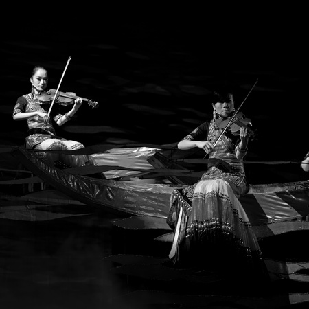 CHENGDU - SEP 26: chinese Yi ethnic musician  perform on stage at JIAOZI theater.Sep 26,2010 in Chengdu, China.のeditorial素材