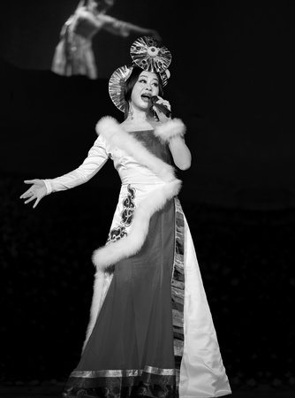 CHENGDU - OCT 17: Tibetan national singer performs folk song on stage at JINCHENG theater on Oct 17, 2011 in Chengdu, China.のeditorial素材
