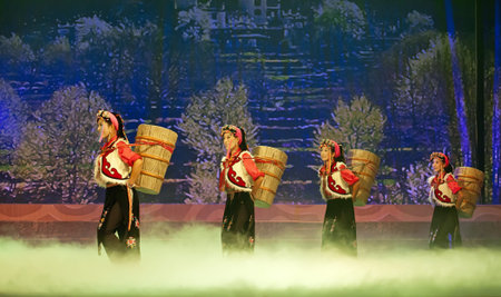 CHENGDU - SEP 27: chinese Tibetan ethnic dancers perform on stage at Sichuan experimental theater.Sep 27,2010 in Chengdu, China.のeditorial素材