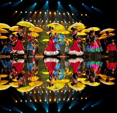 CHENGDU - SEP 26: chinese Yi ethnic dancers perform on stage at JIAOZI theater.Sep 26,2010 in Chengdu, China.のeditorial素材