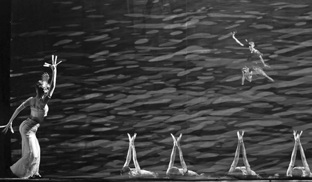 CHENGDU - DEC 12: chinese Dai ethnic dancers perform folk dance on stage at JINCHENG theater in the 7th national dance competition of china on Dec 12,2007 in Chengdu, China.のeditorial素材