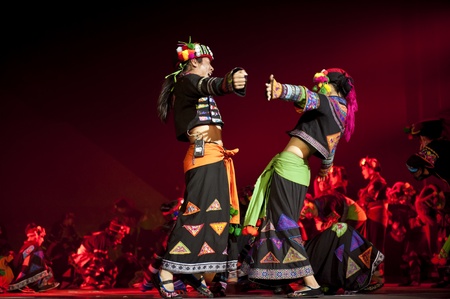CHENGDU - OCT 27: chinese national dancers perform traditional dance Dynamic Yunnan on stage at Jincheng theater.Oct 27, 2011 in Chengdu, China.のeditorial素材