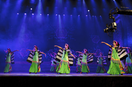 CHENGDU - SEP 27: chinese Tibetan ethnic dancers perform on stage at experimental theater.Sep 27,2010 in Chengdu, China.のeditorial素材