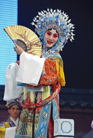 CHENGDU - JUN 4: chinese Hui opera performer make a show on stage to compete for awards in 25th Chinese Drama Plum Blossom Award competition at Xinan theater.Jun 4, 2011 in Chengdu, China.
Chinese Drama Plum Blossom Award is the highest theatrical award iのeditorial素材