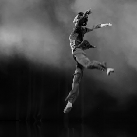 CHENGDU - DEC 16: Chinese dancer performs modern solo dance on stage at JINCHENG theater in the 7th national dance competition of china on Dec 16,2007 in Chengdu, China.のeditorial素材