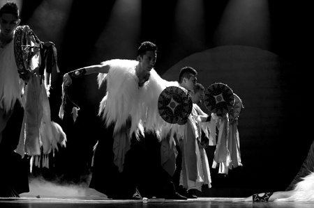 CHENGDU - SEP 26: chinese Yi ethnic dancers perform on stage at JIAOZI theater.Sep 26,2010 in Chengdu, China.のeditorial素材