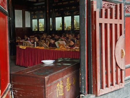 CHENGDU - APR 8: Buddhists are chanting sutras in Wenshu Monastery on Apr 8, 2012 in Chengdu, China.のeditorial素材