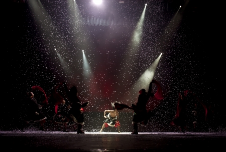 CHENGDU - OCT 27: chinese national dancers perform traditional dance Dynamic Yunnan on stage at Jincheng theater.Oct 27, 2011 in Chengdu, China.のeditorial素材