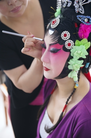 CHENGDU - JUN 5: chinese Sichuan opera actress painting face at backstage.Jun 5, 2011 in Chengdu, China.のeditorial素材