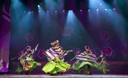 CHENGDU - SEP 27: chinese Tibetan ethnic dancers perform on stage at experimental theater.Sep 27,2010 in Chengdu, China.のeditorial素材