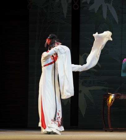 CHENGDU - JUN 4: chinese Sichuan opera performer make a show on stage to compete for awards in 25th Chinese Drama Plum Blossom Award competition at Xinan theater.Jun 4, 2011 in Chengdu, China.
Chinese Drama Plum Blossom Award is the highest theatrical awaのeditorial素材