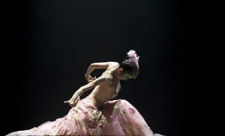 CHENGDU - SEP 23: chinese famous dancer Yang Liping performs Peacock Dance on stage at Jincheng theater.Sep 23, 2012 in Chengdu, China.のeditorial素材