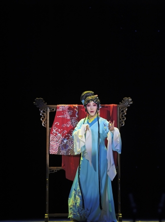CHENGDU - JUN 4: chinese Sichuan opera performer make a show on stage to compete for awards in 25th Chinese Drama Plum Blossom Award competition at Xinan theater.Jun 4, 2011 in Chengdu, China.
Chinese Drama Plum Blossom Award is the highest theatrical awaのeditorial素材