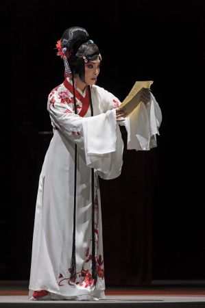 CHENGDU - JUN 4: chinese Sichuan opera performer make a show on stage to compete for awards in 25th Chinese Drama Plum Blossom Award competition at Xinan theater.Jun 4, 2011 in Chengdu, China.
Chinese Drama Plum Blossom Award is the highest theatrical awaのeditorial素材