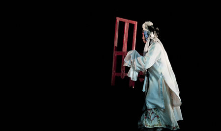 CHENGDU - SEPT 29: chinese famous opera artist Tian Mansha performs Concept opera Sigh on stage at JinSha theater Sept 29, 2011 in Chengdu, China.のeditorial素材