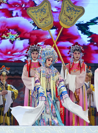 CHENGDU - JUN 4: chinese Hui opera performer make a show on stage to compete for awards in 25th Chinese Drama Plum Blossom Award competition at Xinan theater.Jun 4, 2011 in Chengdu, China.Chinese Drama Plum Blossom Award is the highest theatrical award iのeditorial素材