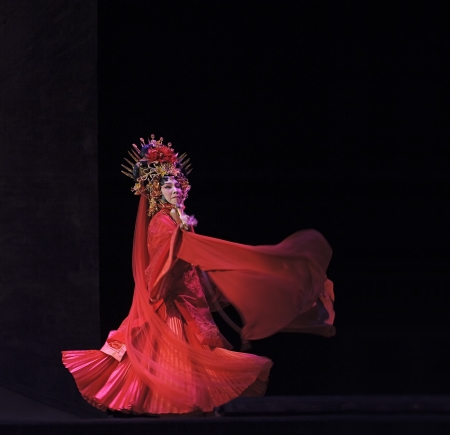 CHENGDU - JUN 3: chinese Cantonese opera performer make a show on stage to compete for awards in 25th Chinese Drama Plum Blossom Award competition at Jinsha theater.Jun 3, 2011 in Chengdu, China.Chinese Drama Plum Blossom Award is the highest theatrical のeditorial素材