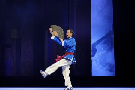 CHENGDU - JUN 8: Chinese Chu opera performer make a show on stage to compete for awards in 25th Chinese Drama Plum Blossom Award competition at Experimental theater.Jun 8, 2011 in Chengdu, China.
Chinese Drama Plum Blossom Award is the highest theatrical のeditorial素材