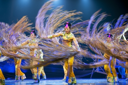 CHENGDU - APR 11: Neijiang Chuanwei art troupe perform national dance "grass cloth love song" at sichuan song and dance theater in the new works for 2013 dance competition in Sichuan.Apr 11,2013 in Chengdu, China.のeditorial素材
