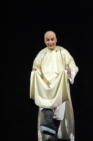 CHENGDU - JUN 3: chinese Cantonese opera performer make a show on stage to compete for awards in 25th Chinese Drama Plum Blossom Award competition at Jinsha theater.Jun 3, 2011 in Chengdu, China.
Chinese Drama Plum Blossom Award is the highest theatrical のeditorial素材