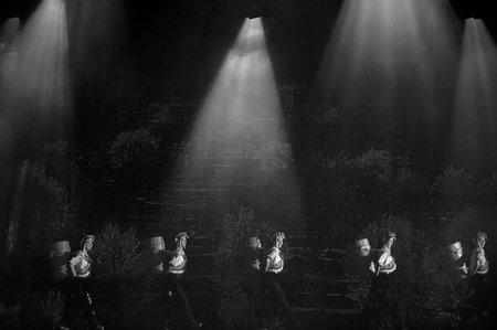 CHENGDU - SEP 27: chinese Tibetan ethnic dancers perform on stage at Sichuan experimental theater.Sep 27,2010 in Chengdu, China.のeditorial素材