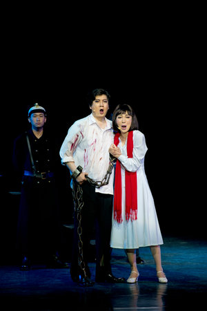 CHENGDU - MAY 18: Chinese opera singer performs on stage in 26th Chinese Drama Plum Blossom Award competition at Experiment theater.May 18, 2013 in Chengdu, China.のeditorial素材