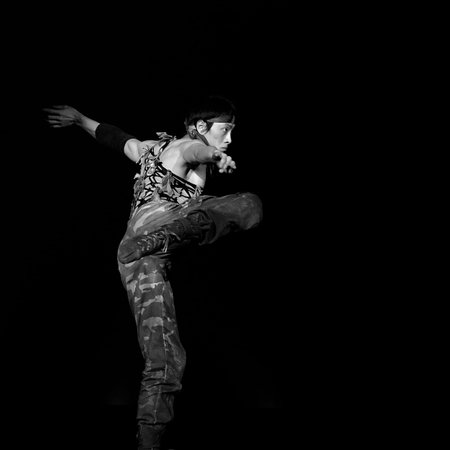 CHENGDU - DEC 12: modern solo dance performed by Liaoning Dancers Association at JINCHENG theater.DEC 12,2007 in Chengdu, China.Choreographer: Liu Tingting, actor: Fan Leiのeditorial素材