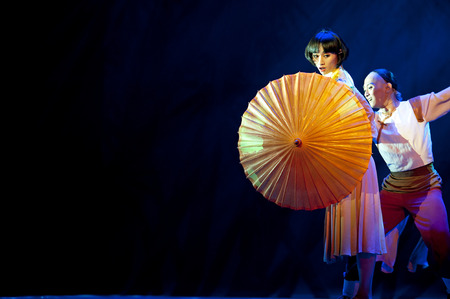 CHENGDU - APR 10: Sichuan song and dance troupe perform the dance drama "Sichuan Tea House" at Jincheng theater on Apr 10,2013 in Chengdu, China.のeditorial素材