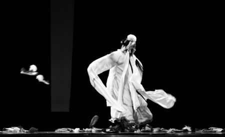 CHENGDU - SEPT 29: chinese famous opera artist Tian Mansha performs Concept opera Sigh on stage at JinSha theater Sept 29, 2011 in Chengdu, China.のeditorial素材