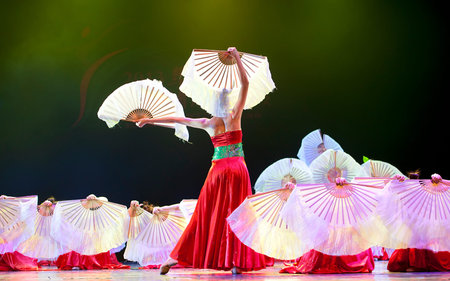 CHENGDU - APR 12: Art Institute of Sichuan University perform chinese national dance "Flowers rhyme flow" at sichuan song and dance theater in the new works for 2013 dance competition in Sichuan.Apr 12,2013 in Chengdu, China.のeditorial素材