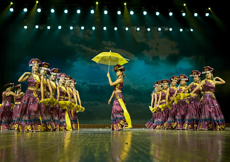 CHENGDU - SEP 26: chinese Yi ethnic dancers perform on stage at JIAOZI theater.Sep 26,2010 in Chengdu, China.のeditorial素材