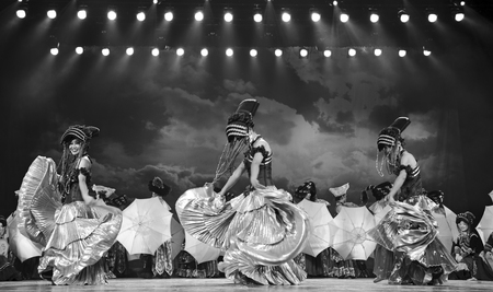 CHENGDU - SEP 26: chinese Yi ethnic dancers perform on stage at JIAOZI theater.Sep 26,2010 in Chengdu, China.のeditorial素材