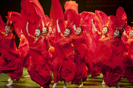CHENGDU - APR 13: Sichuan song and dance troupe perform chinese national dance "Fire Beauty" at sichuan song and dance theater in the new works for 2013 dance competition in Sichuan.Apr 13,2013 in Chengdu, China.のeditorial素材