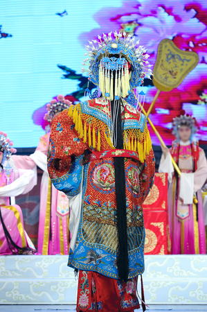 CHENGDU - JUN 4: chinese Hui opera performer make a show on stage to compete for awards in 25th Chinese Drama Plum Blossom Award competition at Xinan theater.Jun 4, 2011 in Chengdu, China.Chinese Drama Plum Blossom Award is the highest theatrical award iのeditorial素材
