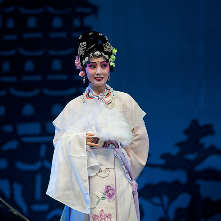 CHENGDU - OCT 19: chinese traditional opera actress performs on stage at Sichuan opera theater.Oct 19, 2014 in Chengdu, China.のeditorial素材