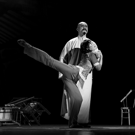 CHENGDU - APR 10: Sichuan song and dance troupe perform the dance drama "Sichuan Tea House" at Jincheng theater.のeditorial素材