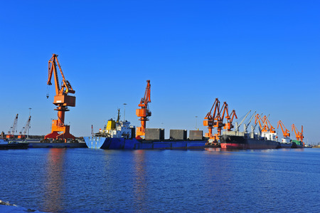 Port crane bridge and bulk carrierのeditorial素材