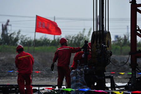 The oil workers in the jobのeditorial素材