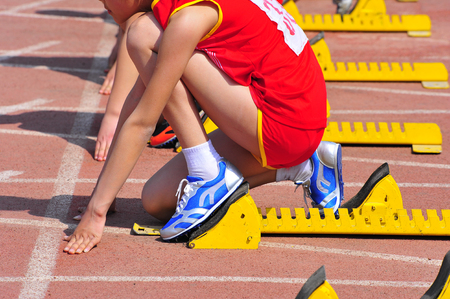 China, on April 22;Spring sports students in 2016 to the south of the luanhe river began to sprint race athletes, on April 22, 2016 in the luanhe river south of tangshan, hebei province, Chinaのeditorial素材