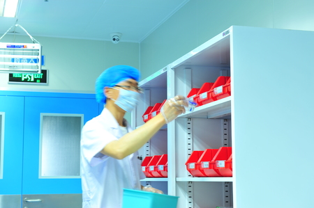 Luannan - June 18: hospital doctors in the work, on August 16, 5015, luannan county, hebei province, Chinaのeditorial素材