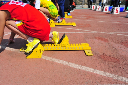 China, on April 22;Spring sports students in 2016 to the south of the luanhe river began to sprint race athletes, on April 22, 2016 in the luanhe river south of tangshan, hebei province, Chinaのeditorial素材